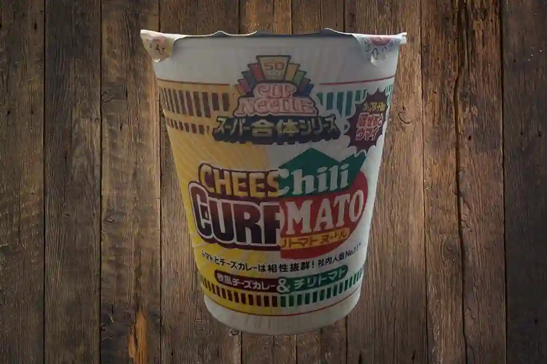 スーパー合体シリーズ「チリトマト&欧風チーズカレー」のフタを止める」