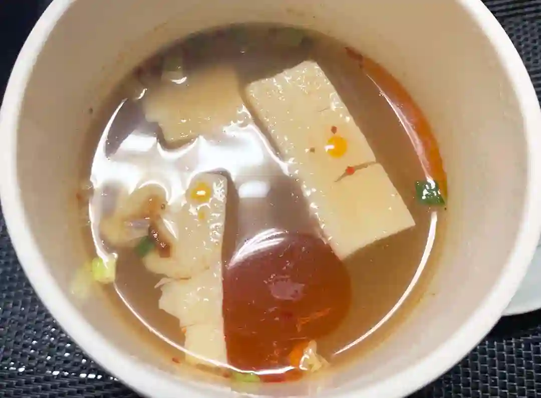 特性香味料を「全とろ麻婆旨辛豆腐スープ」に入れる」